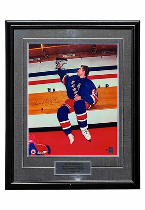 Wayne Gretzky 16x20 Autographed Framed Display (STEINER • 122/199)