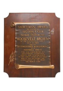 10/31/1965 Sportsman Award Presented to Roosevelt Brown