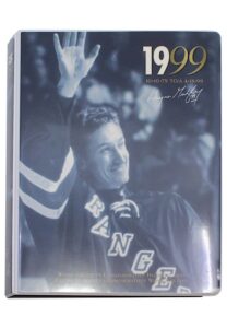 1999 Upper Deck Wayne Gretzky Autographed Card Album