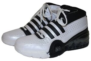 2008-2009 Tim Duncan San Antonio Spurs Game-Used Sneakers